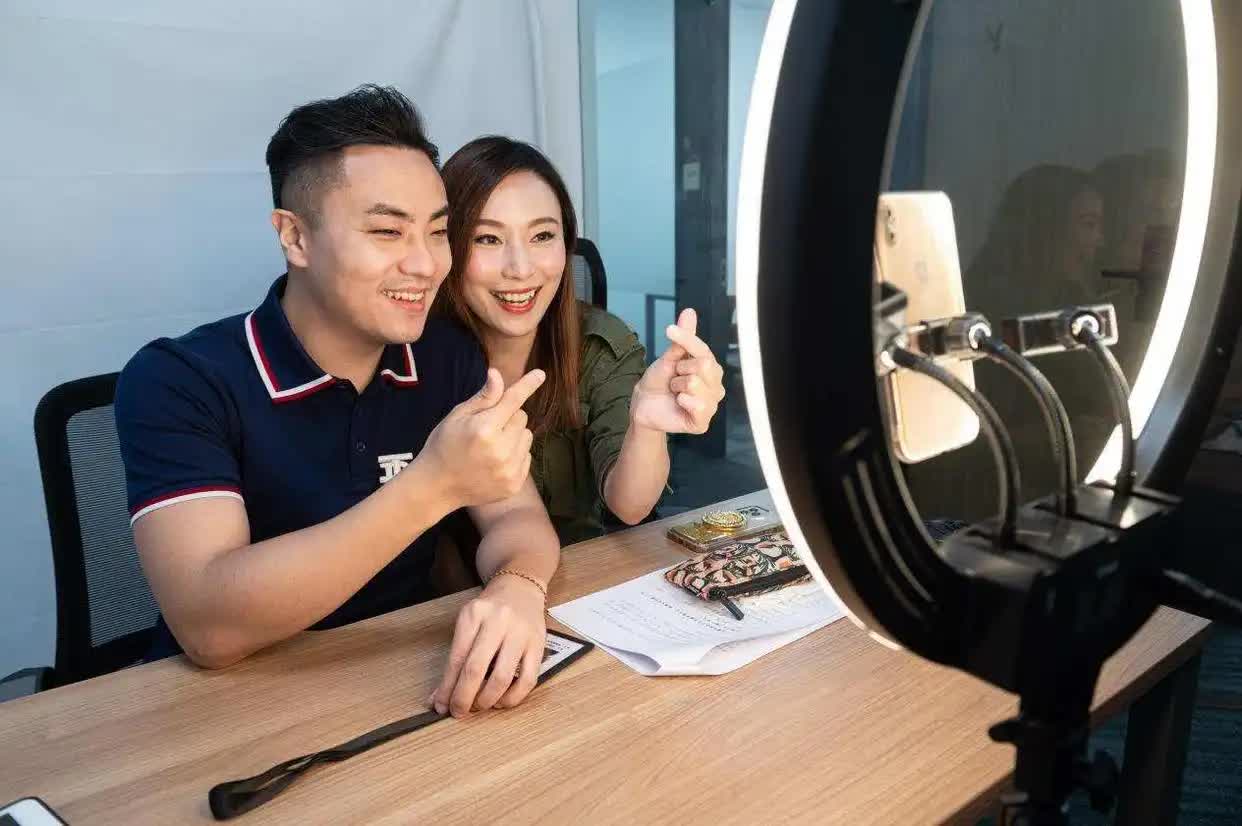 △ 一對(duì)在廣州創(chuàng)業(yè)的“港夫廣妻” 。