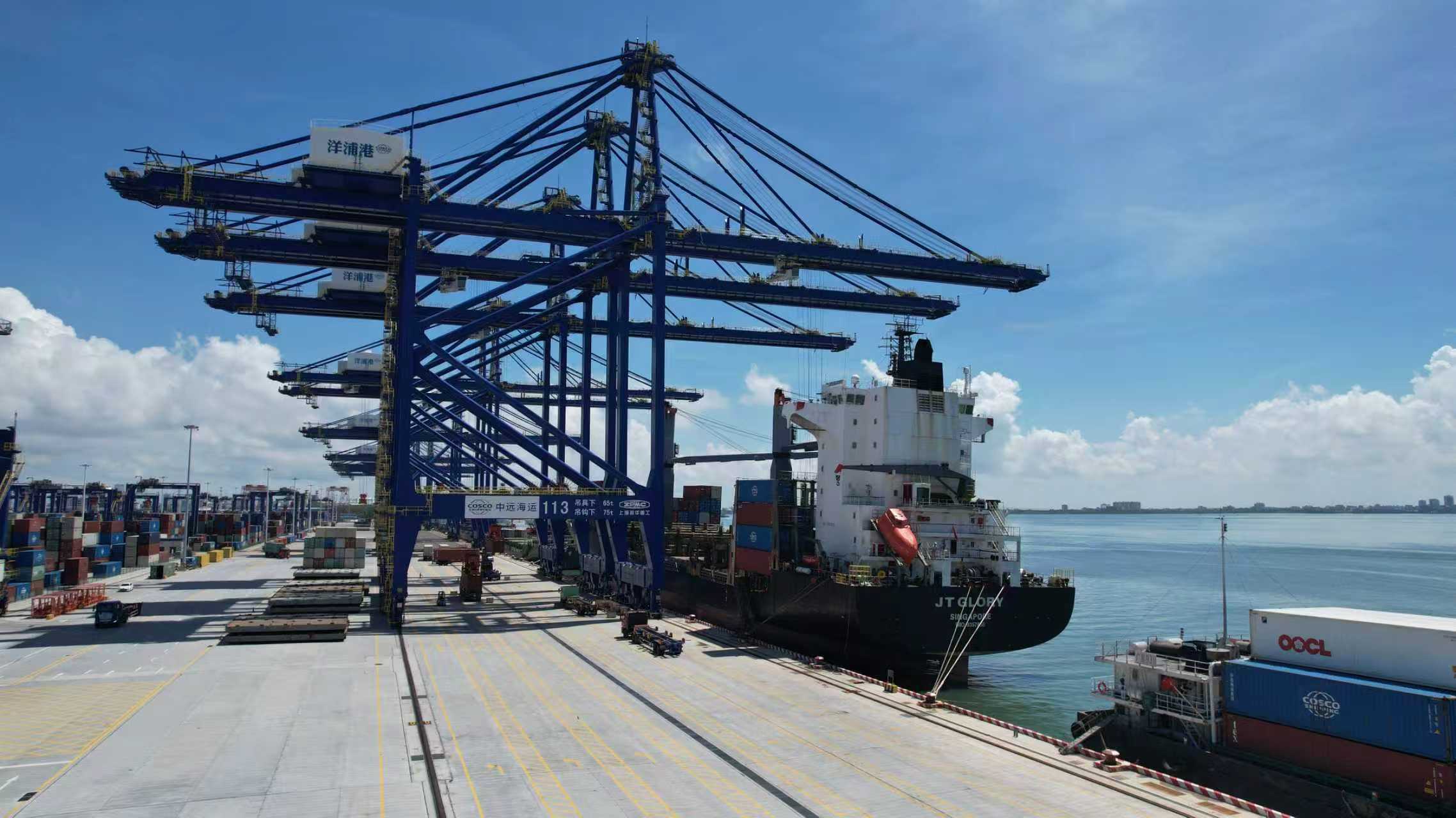 海南洋浦國(guó)際集裝箱碼頭。人民網(wǎng)記者 孟凡盛攝