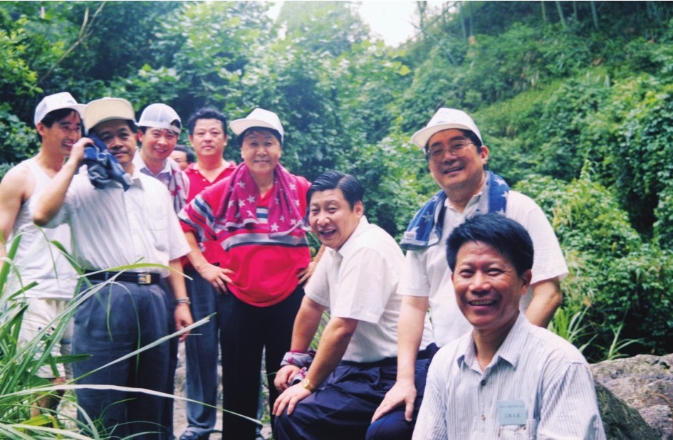1999年6月，習近平在福州森林公園參加紀念毛主席“發(fā)展體育運動，增強人民體質”題詞47周年登山健身活動。（圖片來源：《習近平在福建（下冊）》