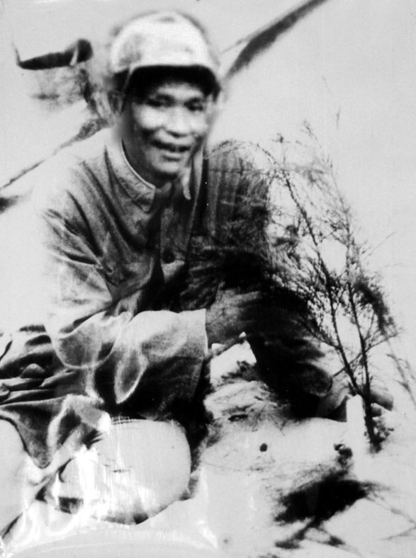 谷文昌與試種成活的木麻黃（資料照片）。