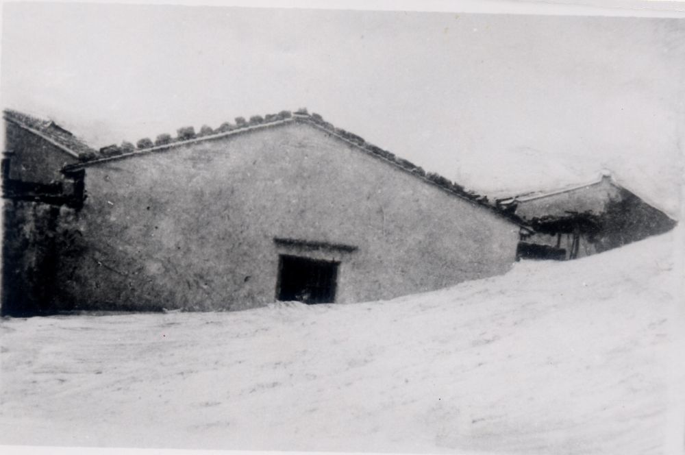 昔日的東山島風(fēng)沙掩埋部分村民村舍（資料照片）。