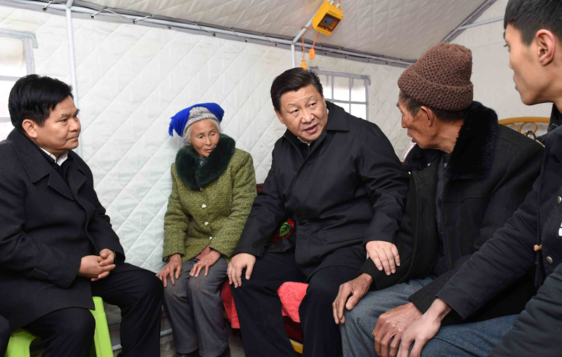 2015年1月19日，習近平總書記來到云南魯?shù)榭h小寨鎮(zhèn)甘家寨紅旗社區(qū)過渡安置點，看望受災群眾甘正芬和她的老伴兒鄒體富。