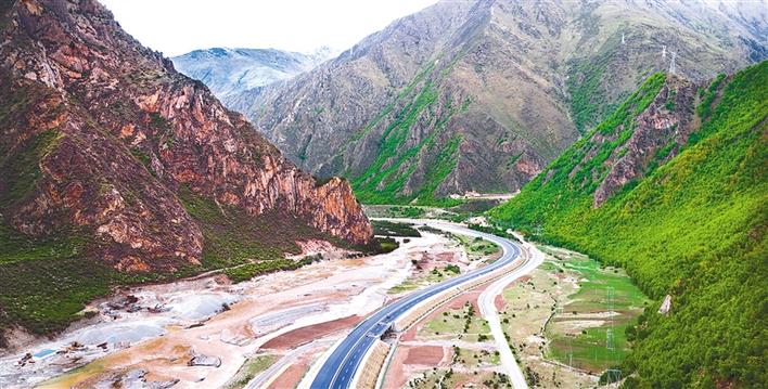G4218林芝至拉薩高等級公路加色段在大山深處延伸。_jpg.jpg