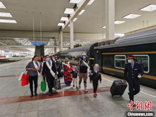 圖為拉薩車站工作人員為西藏先心病患兒和陪同人員提供“綠色”接力幫扶，并開通了專門通道，讓他們快速進站上車。拉薩車站 供圖