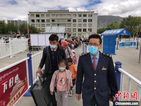 圖為拉薩車站工作人員為西藏先心病患兒和陪同人員提供“綠色”接力幫扶，并開通了專門通道，讓他們快速進站上車。拉薩車站 供圖