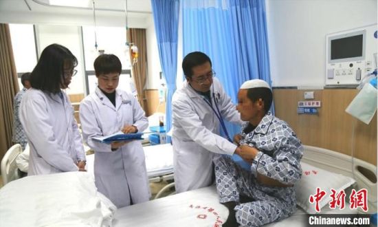 圖為馬少元(右二)為患者做檢查。青海省第四人民醫(yī)院供圖