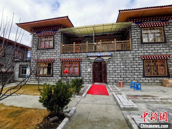 圖為林芝米林縣羌納鄉(xiāng)西嘎村村民家家戶(hù)戶(hù)發(fā)展庭院經(jīng)濟(jì)，院內(nèi)種滿(mǎn)了各種果樹(shù)?！≮w延 攝