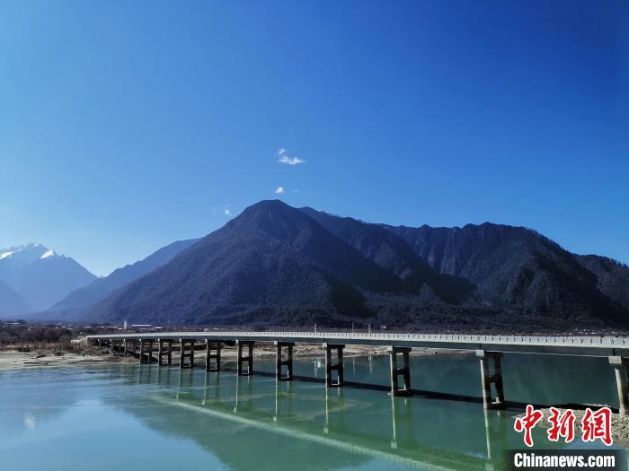 圖為現(xiàn)在已經(jīng)通車(chē)的魯霞大橋。　趙延 攝