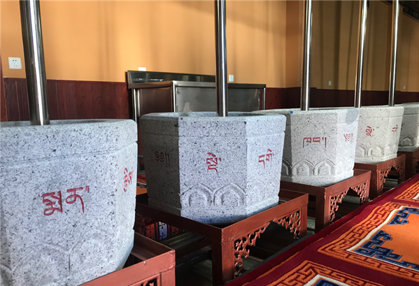 圖為藏醫(yī)院的藏藥加工地。.png