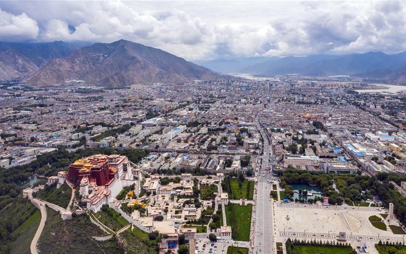 鳥(niǎo)瞰拉薩古城（8月10日無(wú)人機(jī)拍攝）。新華社記者 李鑫 攝.jpg