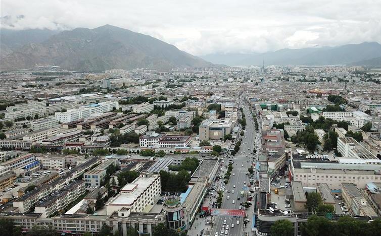 8月10日無(wú)人機(jī)拍攝的拉薩城市一景。新華社記者 王益亮 攝.jpg