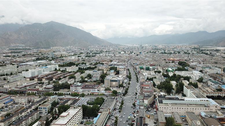 8月10日無人機拍攝的拉薩城市一景。新華社記者 王益亮 攝.jpg