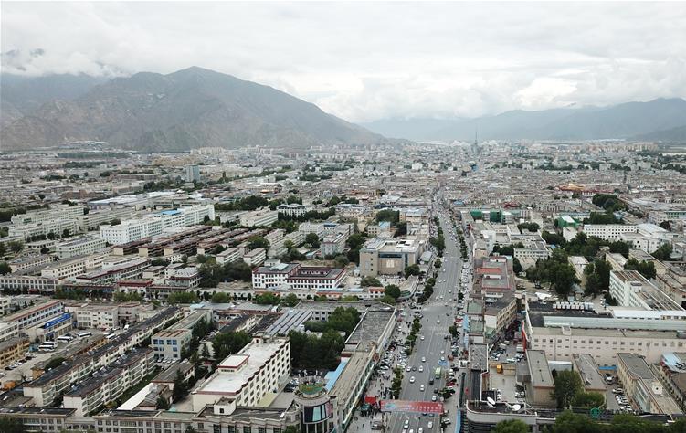 8?10日無人機(jī)拍攝的拉薩城市一景?新華社記?? 王益? ?.jpg
