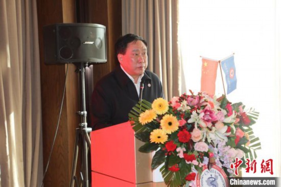 圖為中國非公立醫(yī)療機(jī)構(gòu)協(xié)會常務(wù)副會長兼秘書長郝德明致辭?！№n相澤 攝