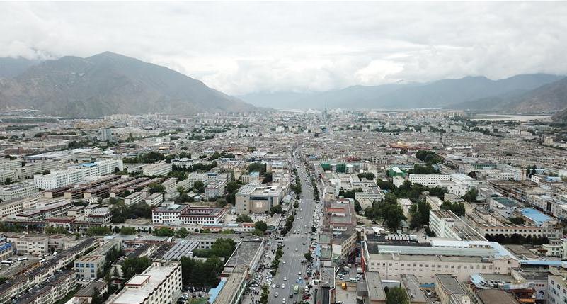 8?10日無人機(jī)拍攝的拉薩城市一景?新華社記?? 王益? ?.jpg