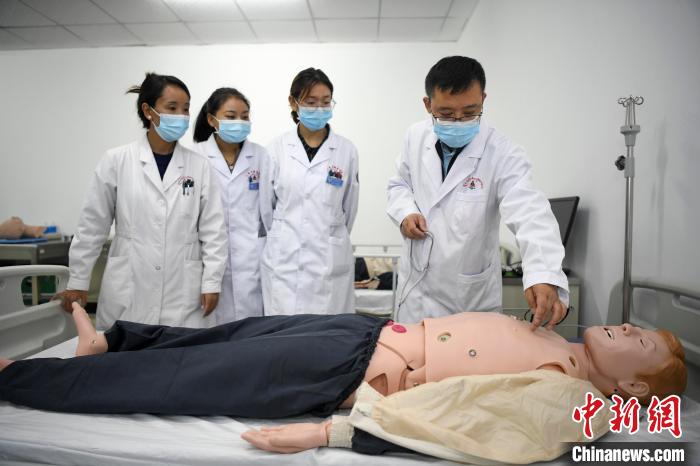 湖南中醫(yī)藥大學(xué)第一附屬醫(yī)院腦病科援藏醫(yī)生高曉峰(右一)為學(xué)生們進(jìn)行體格檢查教學(xué)?！钊A峰 攝