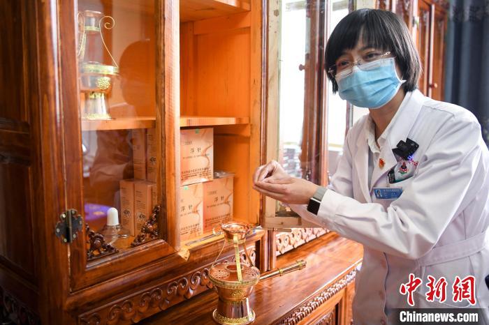 湖南中醫(yī)藥大學(xué)第一附屬醫(yī)院外治科援藏醫(yī)生譚濤介紹中醫(yī)和藏醫(yī)向結(jié)合的霍爾麥療法?！钊A峰 攝