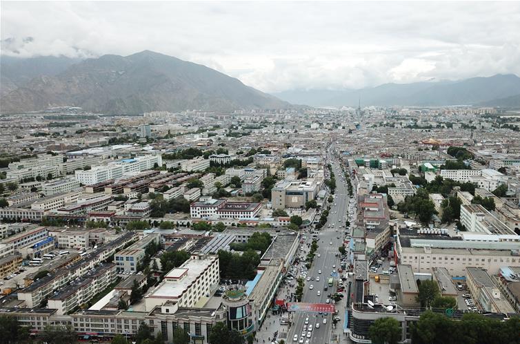 8?10日無(wú)人機(jī)拍攝的拉薩城市一景?新華社記?? 王益? ?.jpg