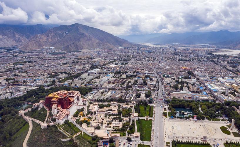 鳥瞰拉薩古城?8?10日無人機拍攝）?新華社記?? 李鑫 ?.jpg