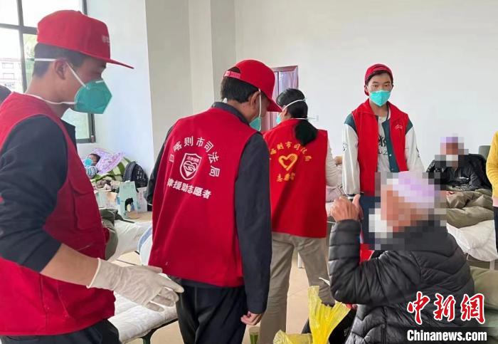 圖為得到妥善安置周到的服務(wù)，患者向志愿者豎起大拇指?！∪湛t市委宣傳部供圖