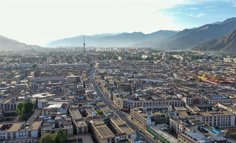 鳥(niǎo)瞰拉薩古城?5?16日無(wú)人機(jī)拍攝）?新華社記?? 張汝? ?.jpg