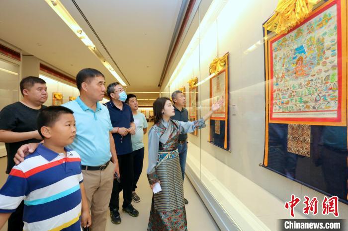 “藏韻瑰寶”藏醫(yī)四部醫(yī)典唐卡珍品展現(xiàn)場(chǎng)?！⒖∩n 攝