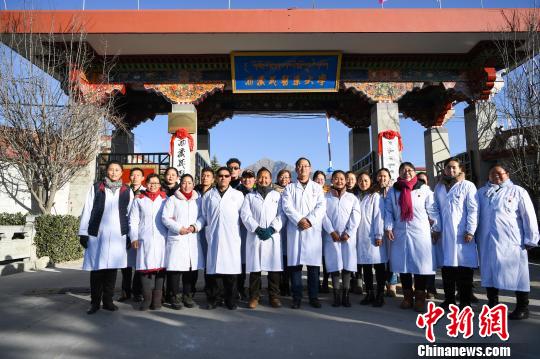 圖為該校師生在更名后的西藏藏醫(yī)藥大學(xué)校門前合影留念?！『闻罾?攝