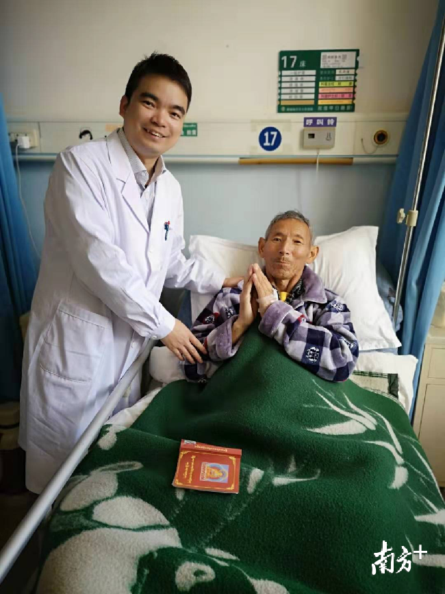 李英儒給阿伯實(shí)施了林芝地區(qū)首例腹腔鏡胃癌根治術(shù)，術(shù)后阿伯恢復(fù)良好。