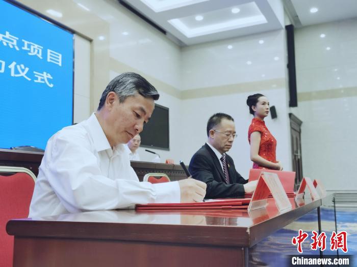 圖為青海省副省長匡湧(左)簽訂合作共建區(qū)域醫(yī)療中心框架協(xié)議?！?zhí)砀?攝