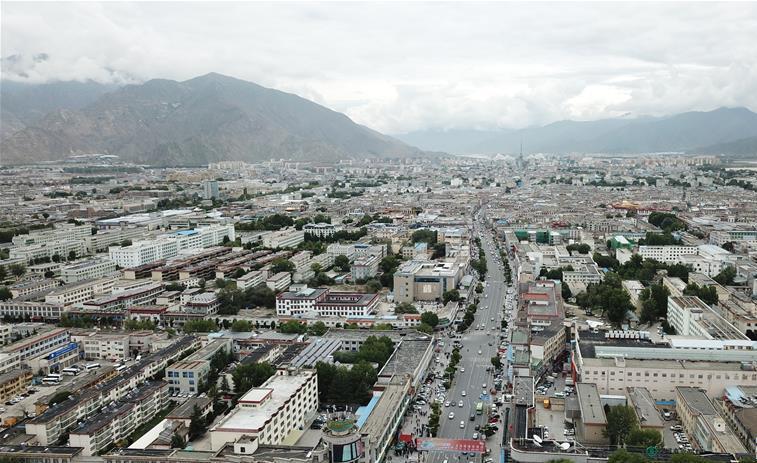 8?10日無人機(jī)拍攝的拉薩城市一景?新華社記?? 王益? ?.jpg