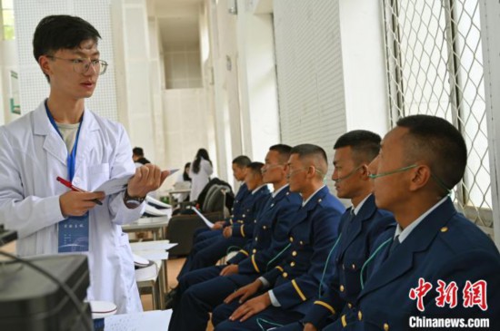 圖為研究團(tuán)隊(duì)成員登記消防員信息?！≮w朗 攝