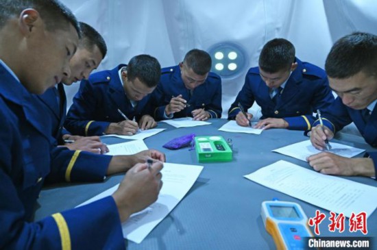 圖為消防員在高壓氧艙內(nèi)填寫問(wèn)卷?！≮w朗 攝