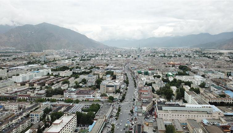 8?10日無人機(jī)拍攝的拉薩城市一景?新華社記?? 王益? ?.jpg