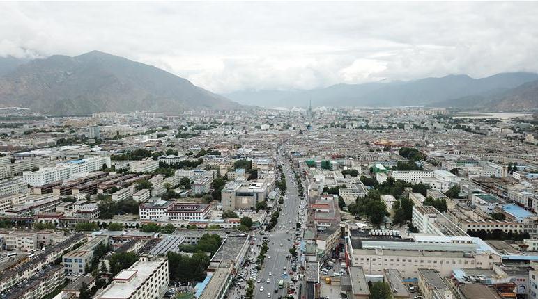 8?10日無人機(jī)拍攝的拉薩城市一景?新華社記?? 王益? ?.jpg