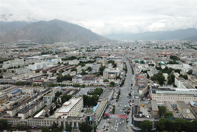 8?10日無(wú)人機(jī)拍攝的拉薩城市一景?新華社記?? 王益? ?.jpg