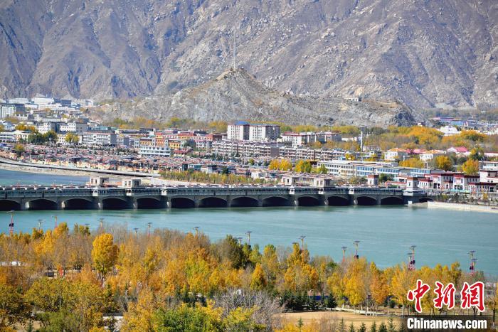10月25日，被秋色點(diǎn)綴的拉薩河?！〗w波 攝