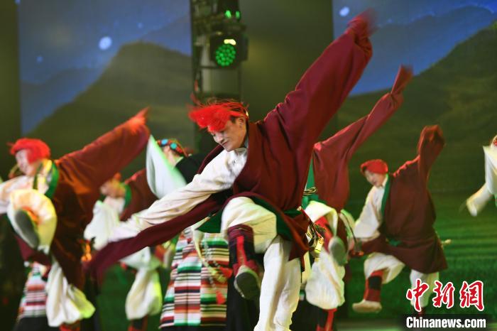 圖為演員在聯(lián)歡晚會上表演?！∝暩聛硭?攝