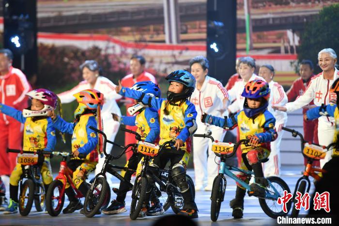 圖為拉薩市春節(jié)藏歷新年聯(lián)歡晚會錄制現(xiàn)場?！∝暩聛硭?攝