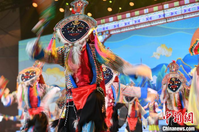 圖為演員在聯(lián)歡晚會上表演?！∝暩聛硭?攝