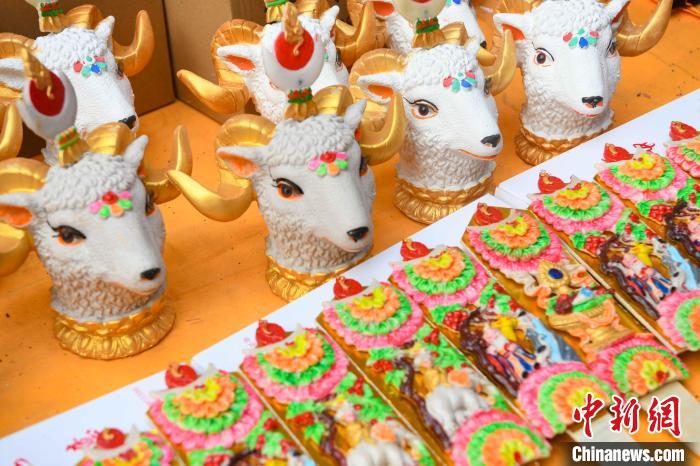 圖為拉薩市場(chǎng)上待售的吉祥羊頭?！∝暩聛?lái)松 攝