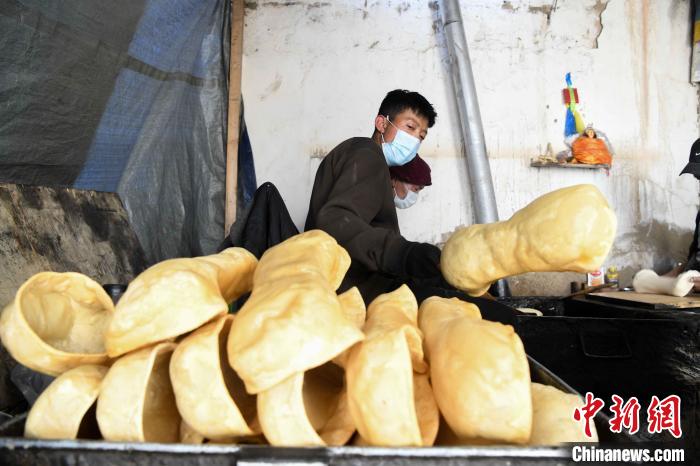 圖為拉薩手藝人制作藏歷新年供品“德卡”?！∝暩聛?lái)松 攝