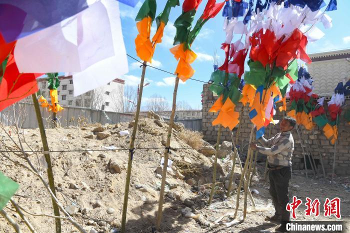 圖為拉薩街頭出售的五彩經(jīng)幡?！∝暩聛?lái)松 攝