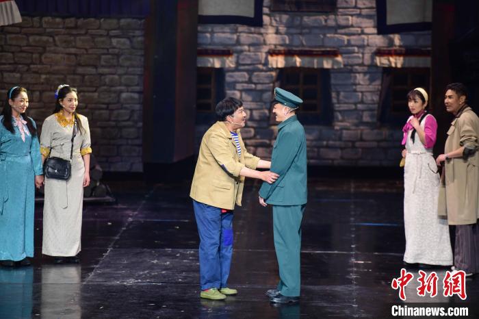 圖為西藏本土話劇《八廓街北院》演出現(xiàn)場。　劉瑤 攝