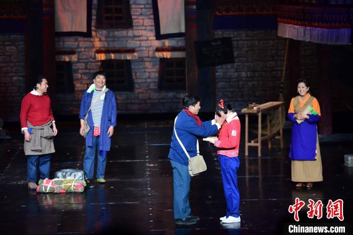圖為西藏本土話劇《八廓街北院》演出現(xiàn)場?！∝暩聛硭?攝