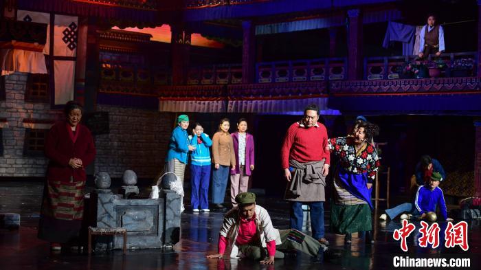 圖為西藏本土話劇《八廓街北院》演出現(xiàn)場?！∝暩聛硭?攝