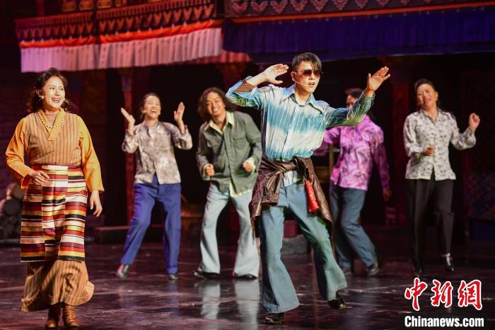 圖為西藏本土話劇《八廓街北院》演出現(xiàn)場?！?攝