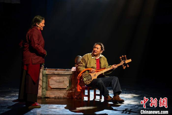 圖為西藏本土話劇《八廓街北院》演出現(xiàn)場?！∝暩聛硭?攝