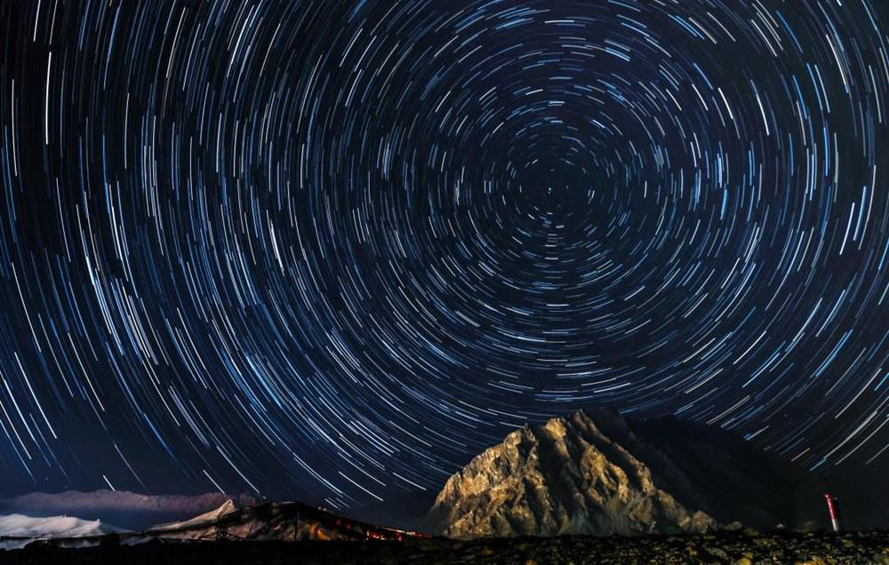 微微風簇浪，散作滿河星。貢覺群培攝