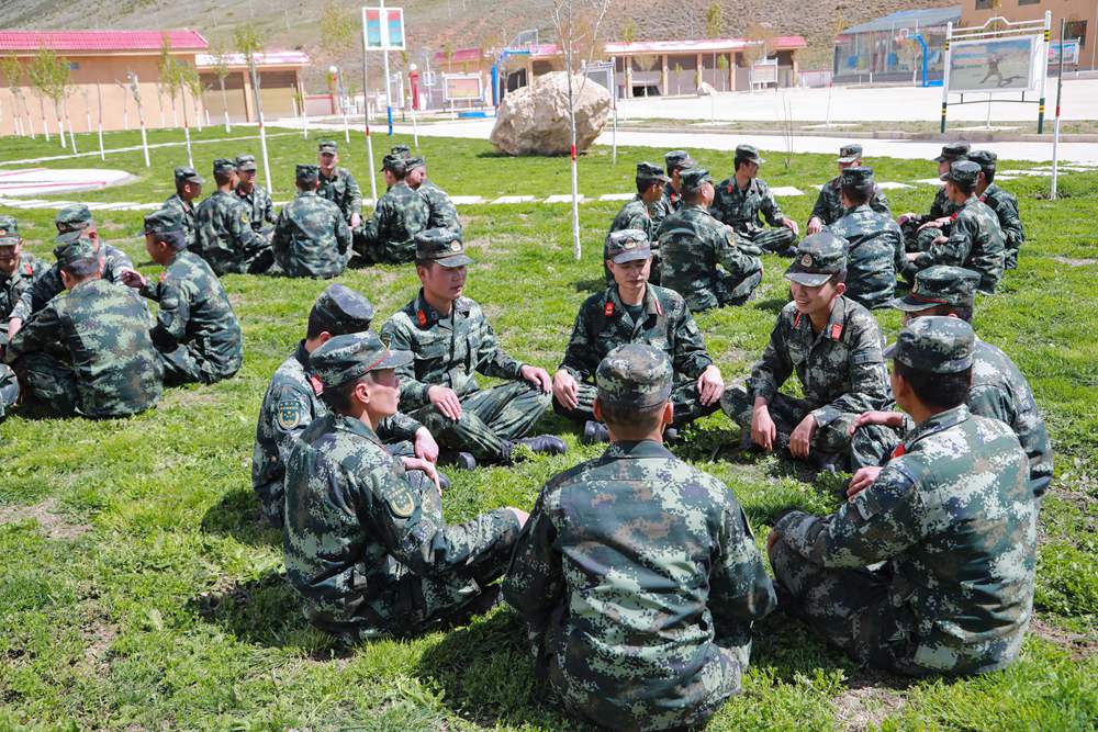 官兵正在開展“讀書分享”交流活動(dòng)。