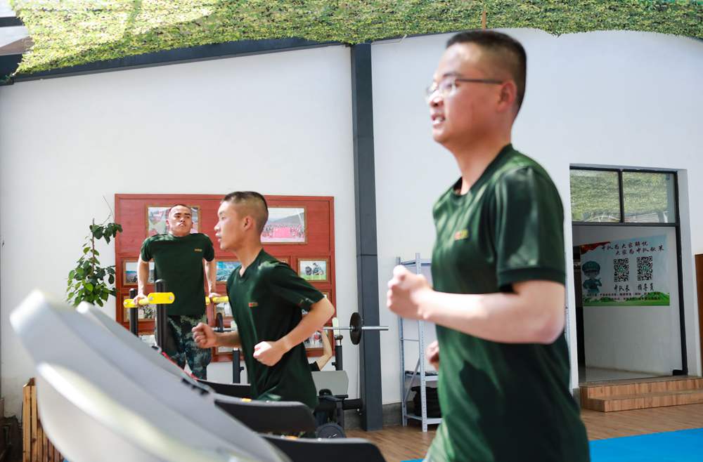 官兵正在新配發(fā)的跑步機(jī)上運(yùn)動(dòng)。